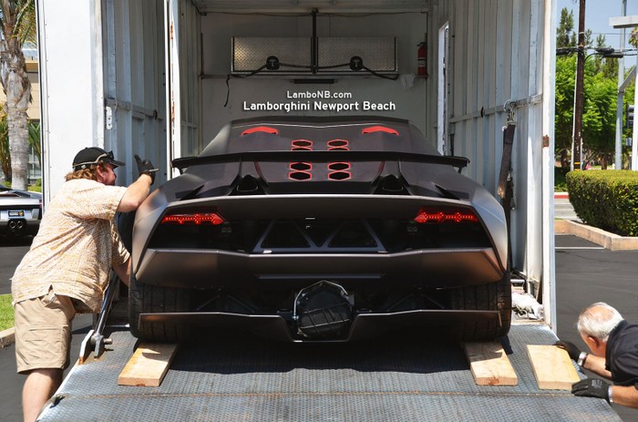 Siêu xe đắt giá của Lamborghini đang được chuyển đến phòng trưng bày Lamborghini Newport Beach .